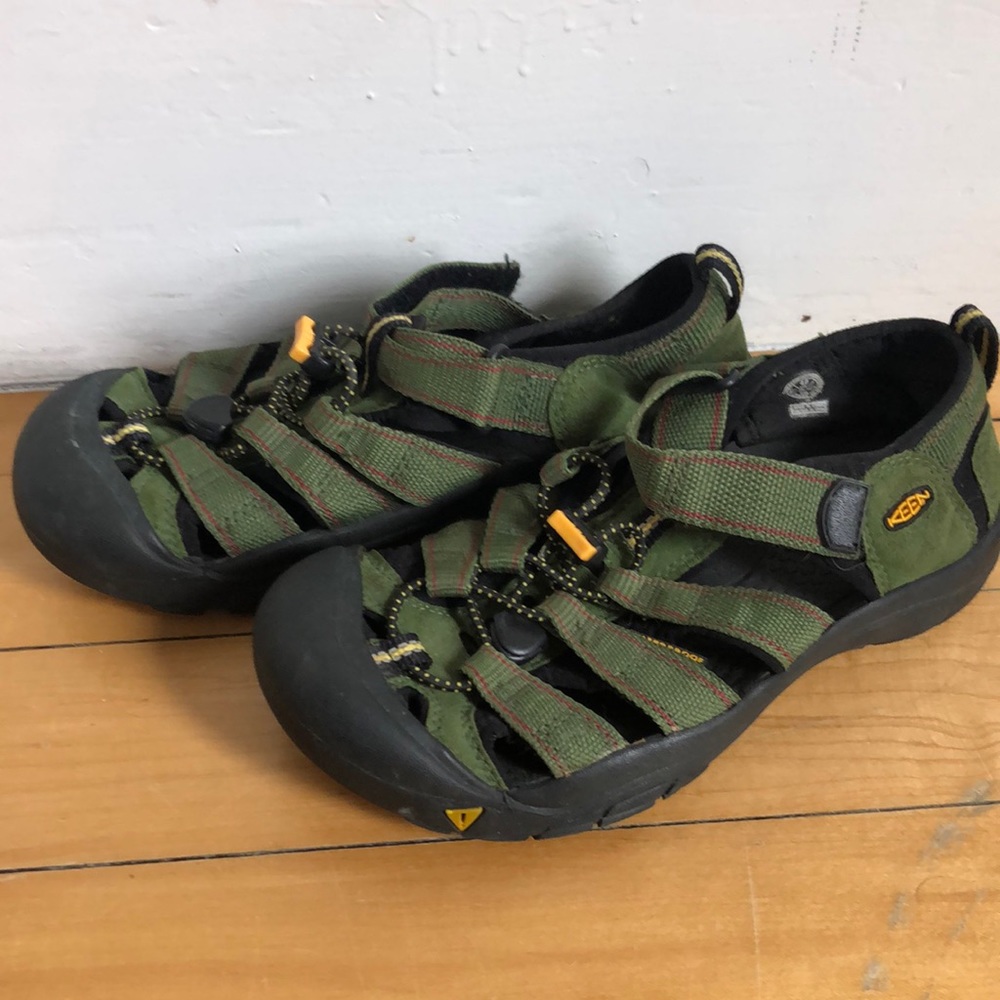 Keen hiking sandals Boys size 4, fit women size 6